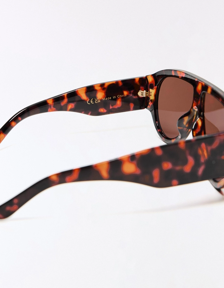 Солнцезащитные очки в пластмассовой оправе