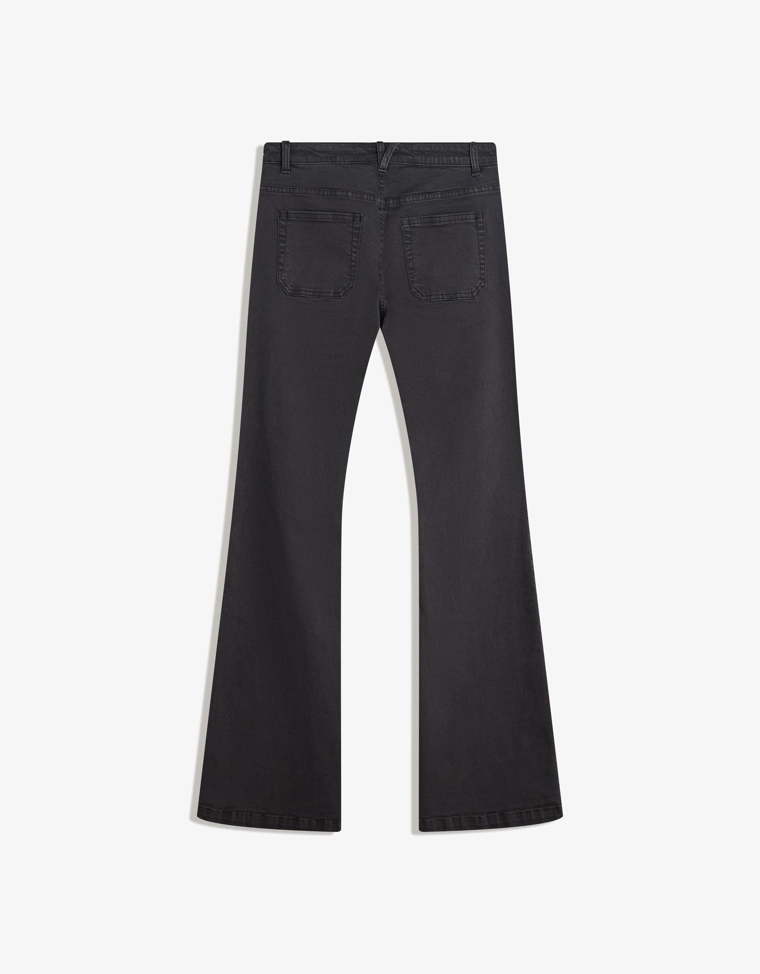 Расклешенные брюки с карманами с клапанами