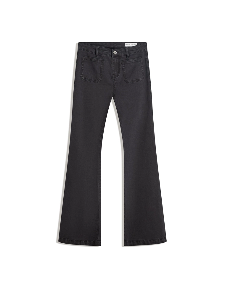 Расклешенные брюки с карманами с клапанами