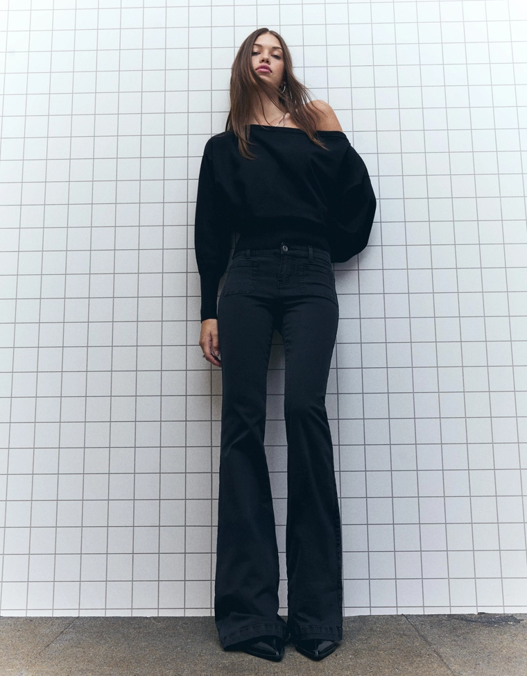 Расклешенные брюки с карманами с клапанами