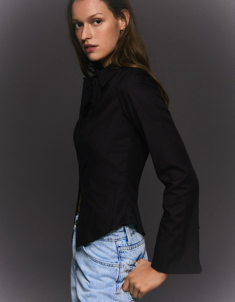 Рубашка облегающего кроя с расклешенными рукавами