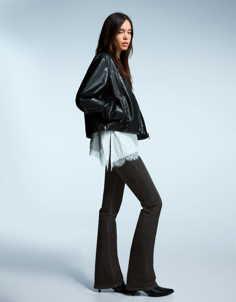 Расклешенные джинсы с низкой посадкой и клапанами