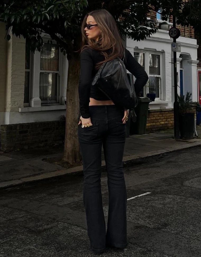 Расклешенные джинсы с низкой посадкой и клапанами