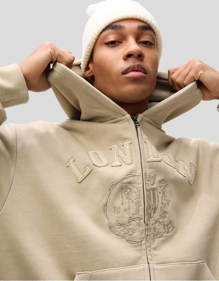 Толстовка геометрического кроя на молнии с вышивкой