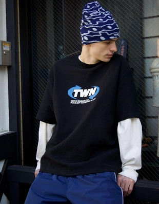 Футболка из мягкой ткани с короткими рукавами и принтом- Заказать в России