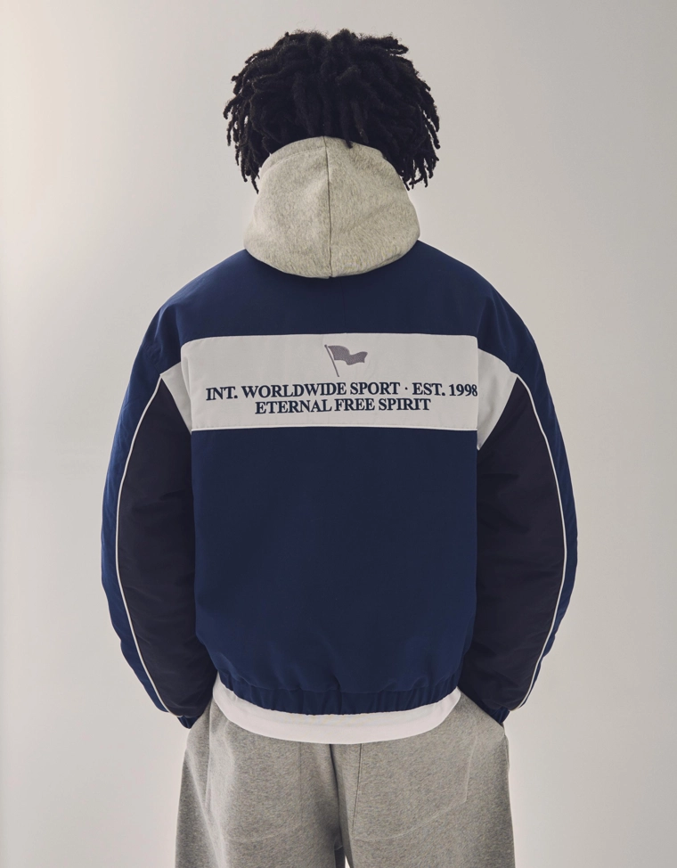 Куртка в спортивном стиле с принтом