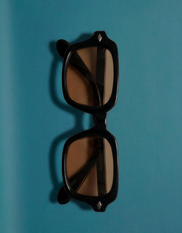 Солнцезащитные очки в пластмассовой оправе