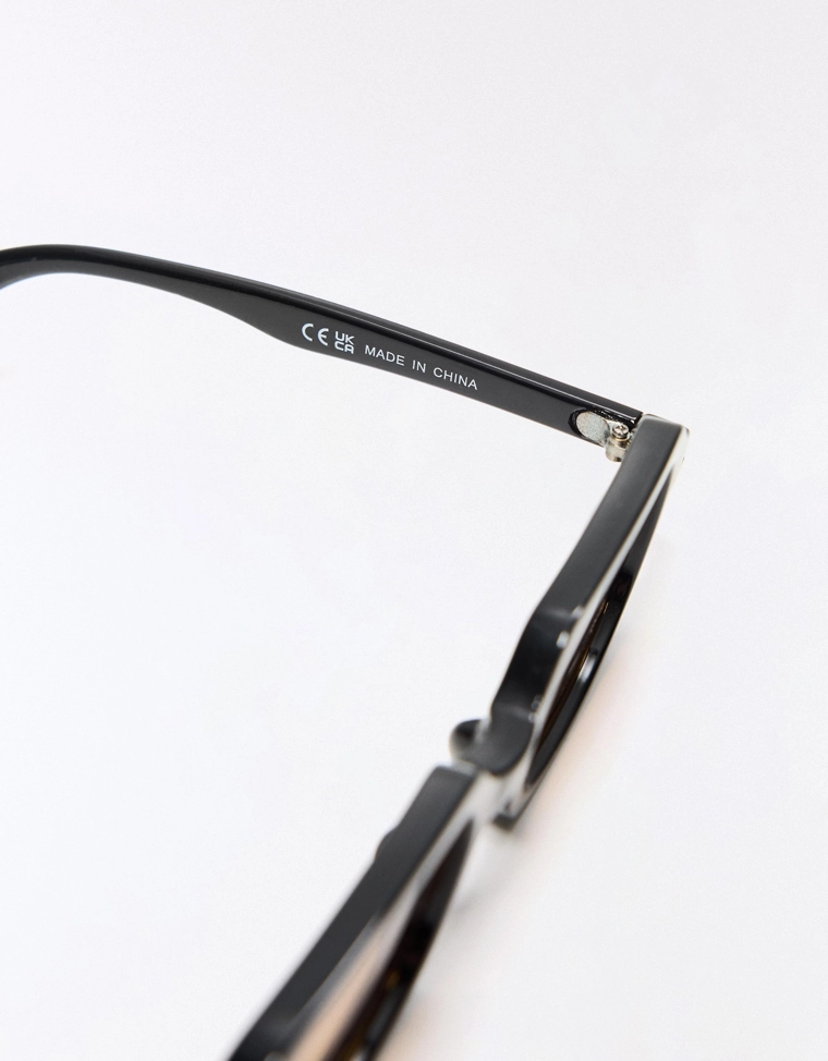 Солнцезащитные очки в пластмассовой оправе