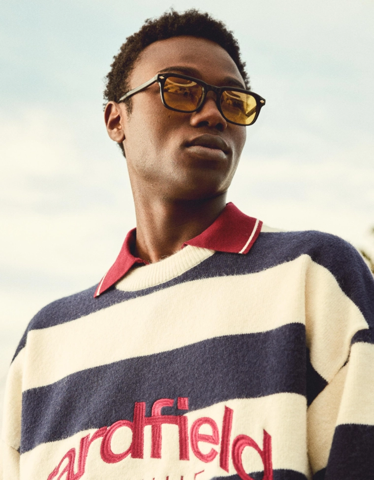 Солнцезащитные очки в пластмассовой оправе