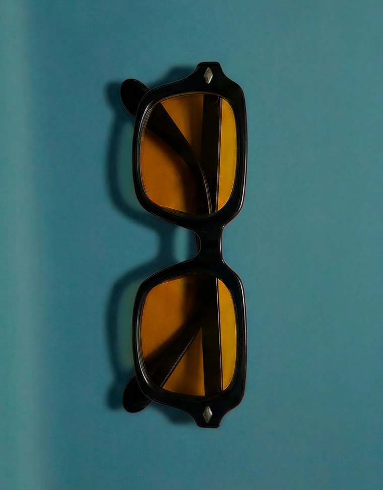 Солнцезащитные очки в пластмассовой оправе