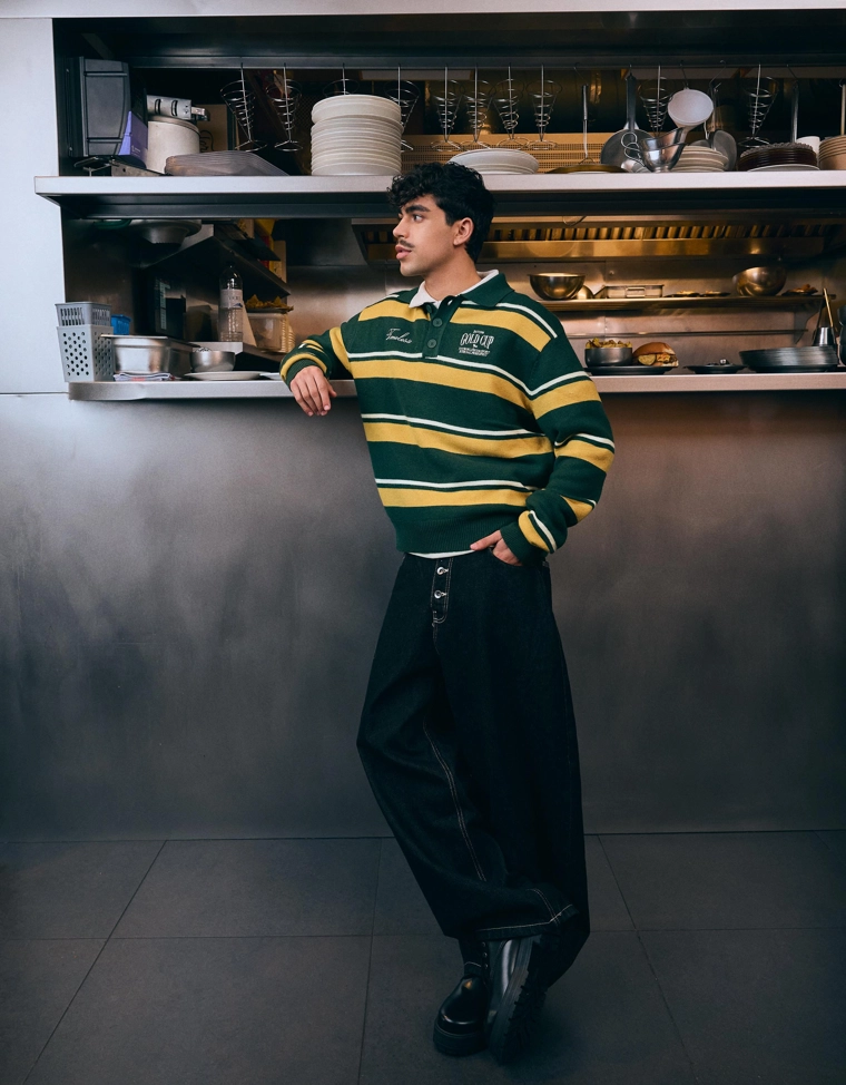 Свитер с воротником-поло и принтом