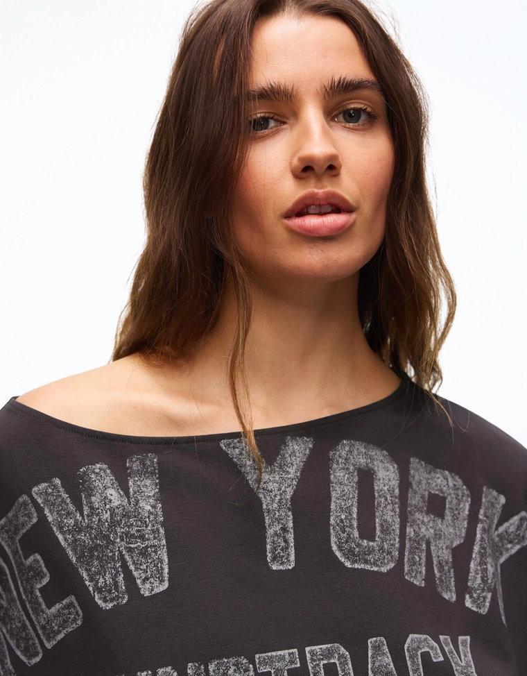 Футболка с короткими рукавами асимметричного кроя с поясом и принтом