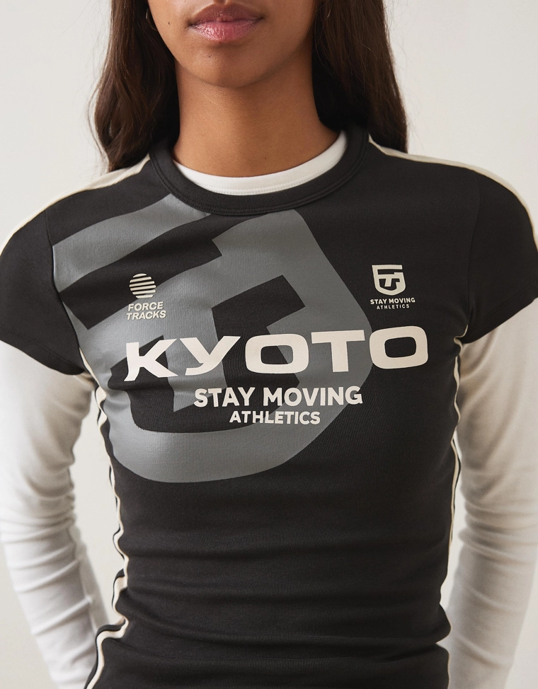 Спортивная футболка с короткими рукавами и принтом