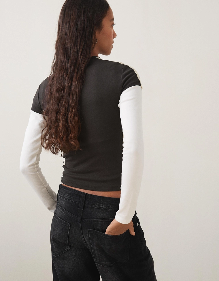 Спортивная футболка с короткими рукавами и принтом