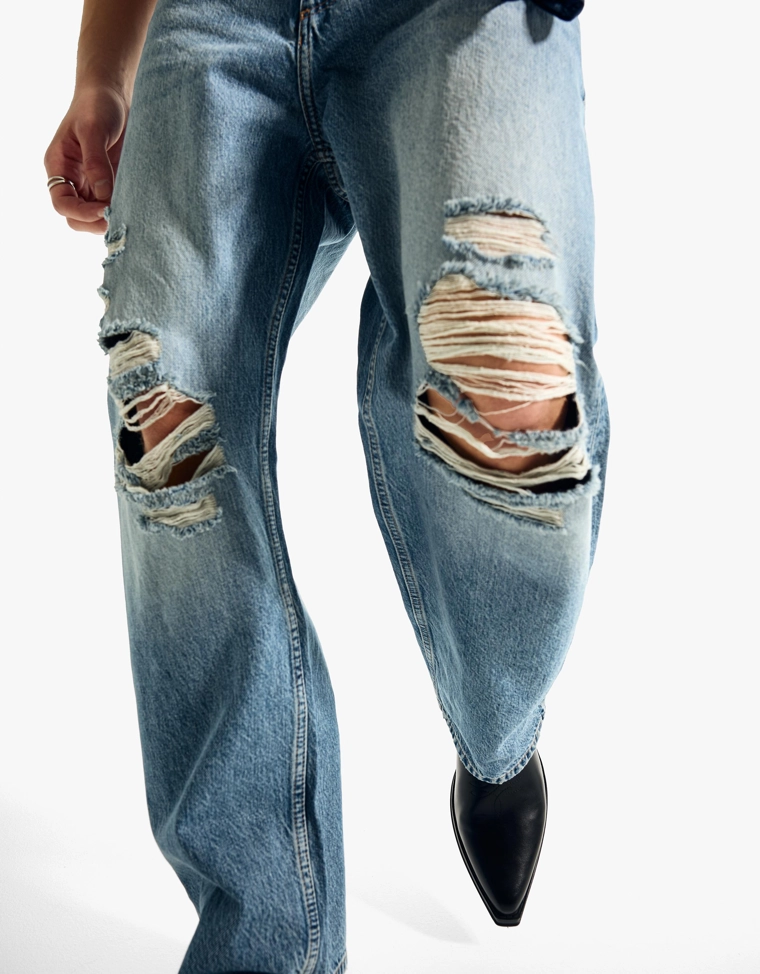 Джинсы с низкой проймой и разрывами