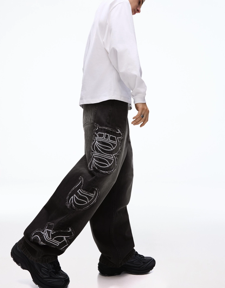 Джинсы свободного кроя с нашивками