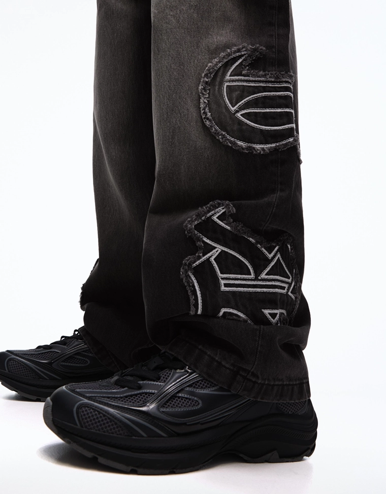 Джинсы свободного кроя с нашивками