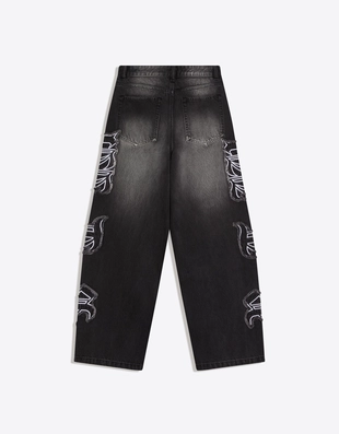 Джинсы свободного кроя с нашивками- Заказать в России