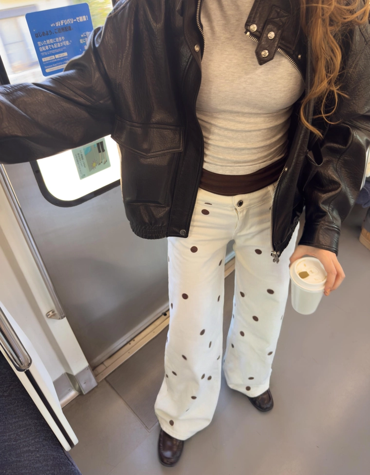 Джинсы свободного кроя в горошек