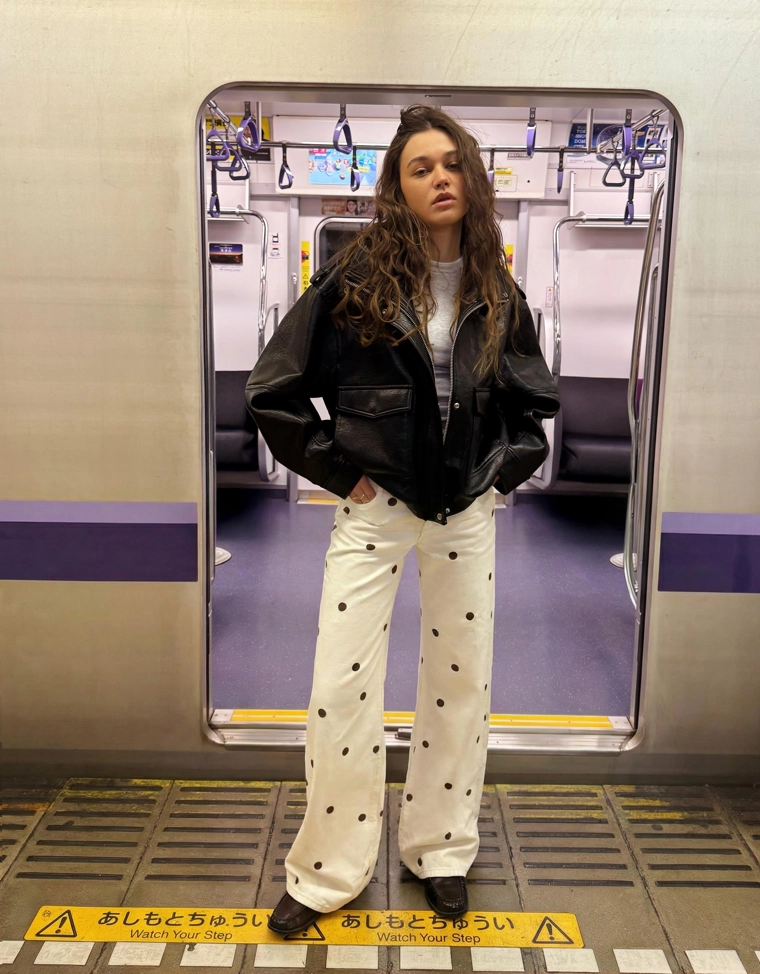 Джинсы свободного кроя в горошек