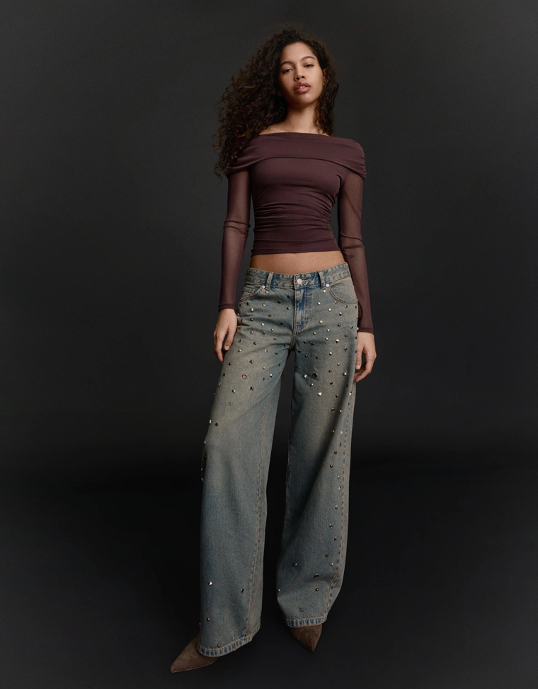 Джинсы-бойфренды с низкой посадкой и заклепками