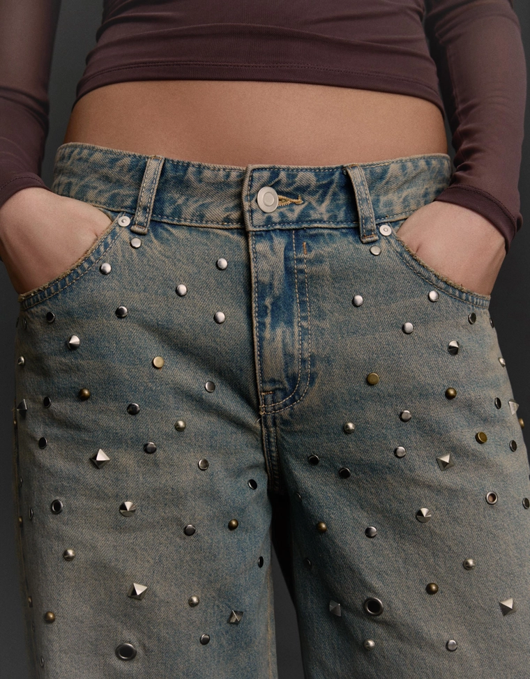Джинсы-бойфренды с низкой посадкой и заклепками