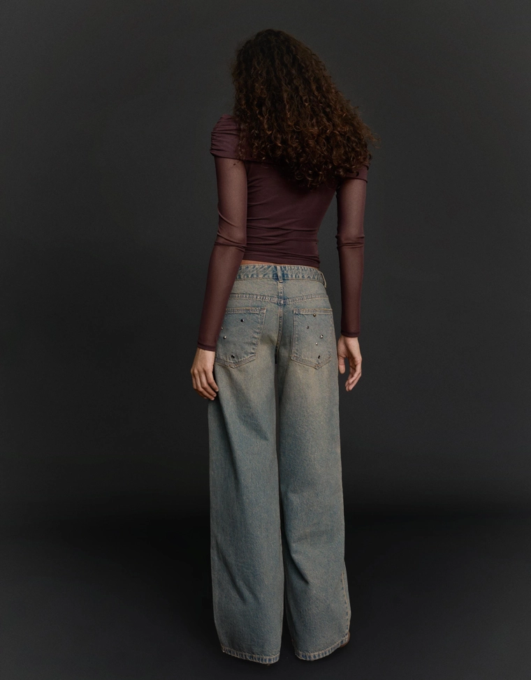 Джинсы-бойфренды с низкой посадкой и заклепками