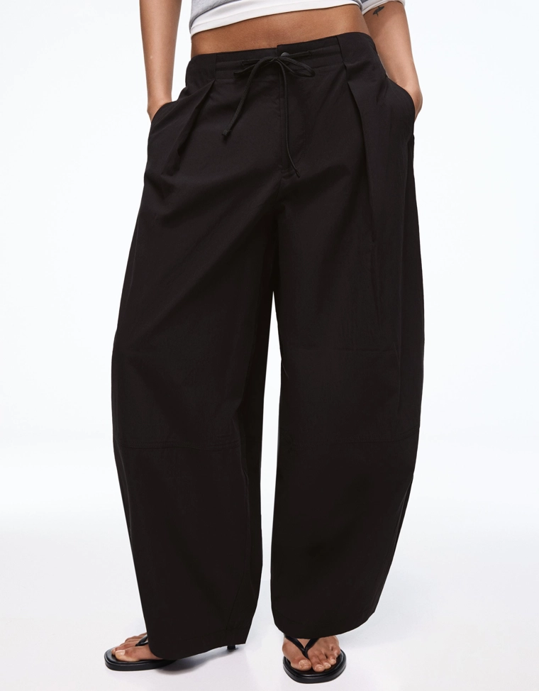 Брюки из высокотехнологичной ткани со складками