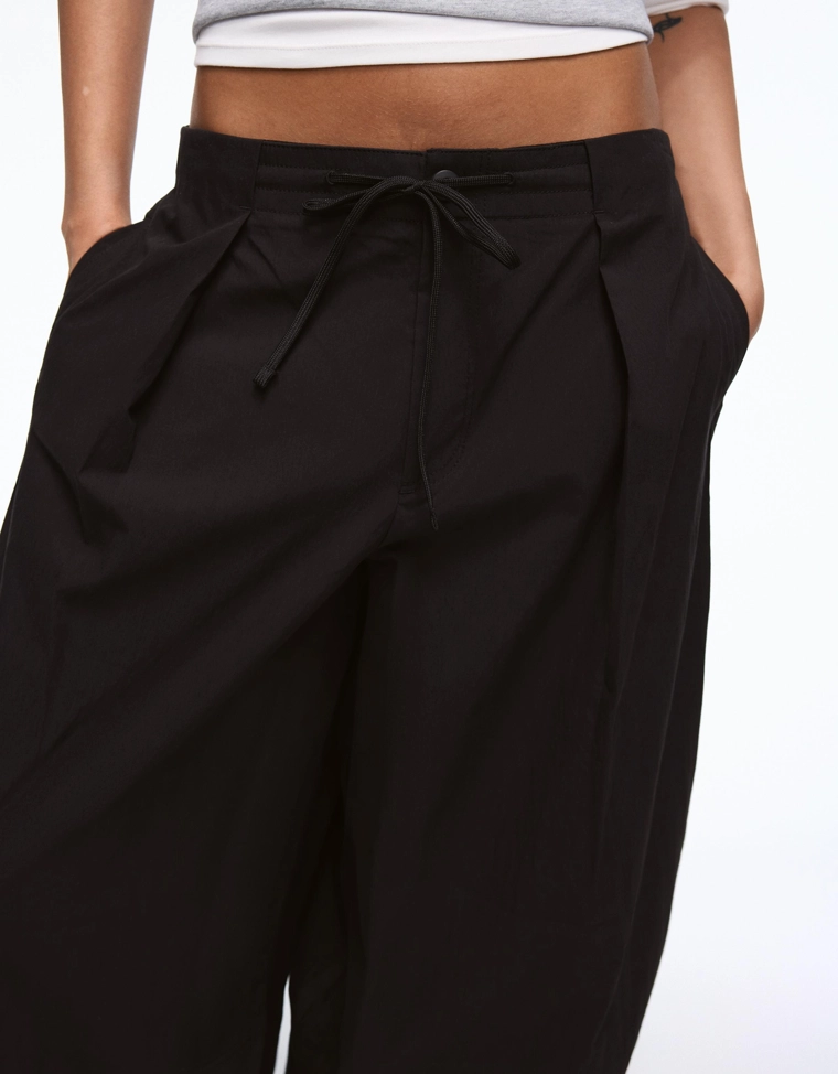 Брюки из высокотехнологичной ткани со складками