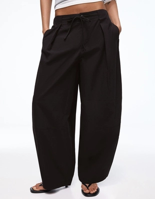 Брюки из высокотехнологичной ткани со складками- Заказать в России