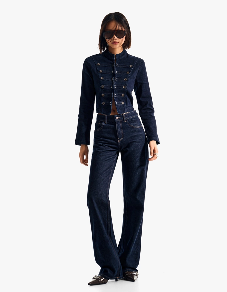 Джинсовая куртка на пуговицах спереди