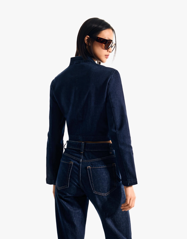 Джинсовая куртка на пуговицах спереди