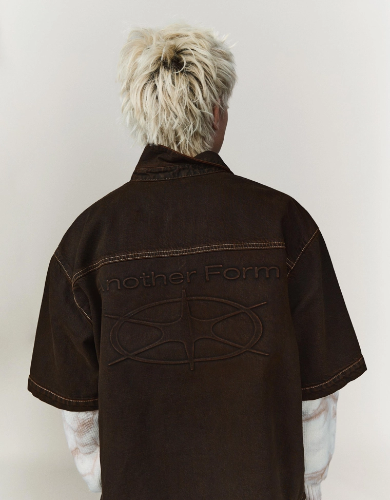 Рубашка геометрического кроя с короткими рукавами и вышивкой