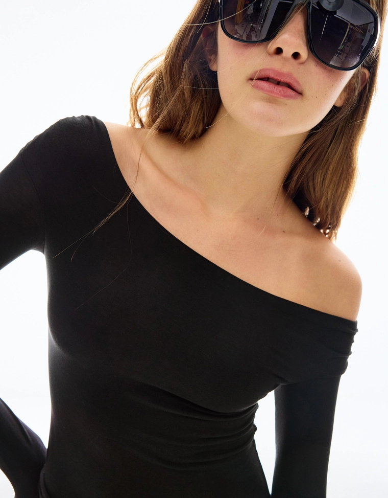 Мини-платье асимметричного кроя с воланами и завязками