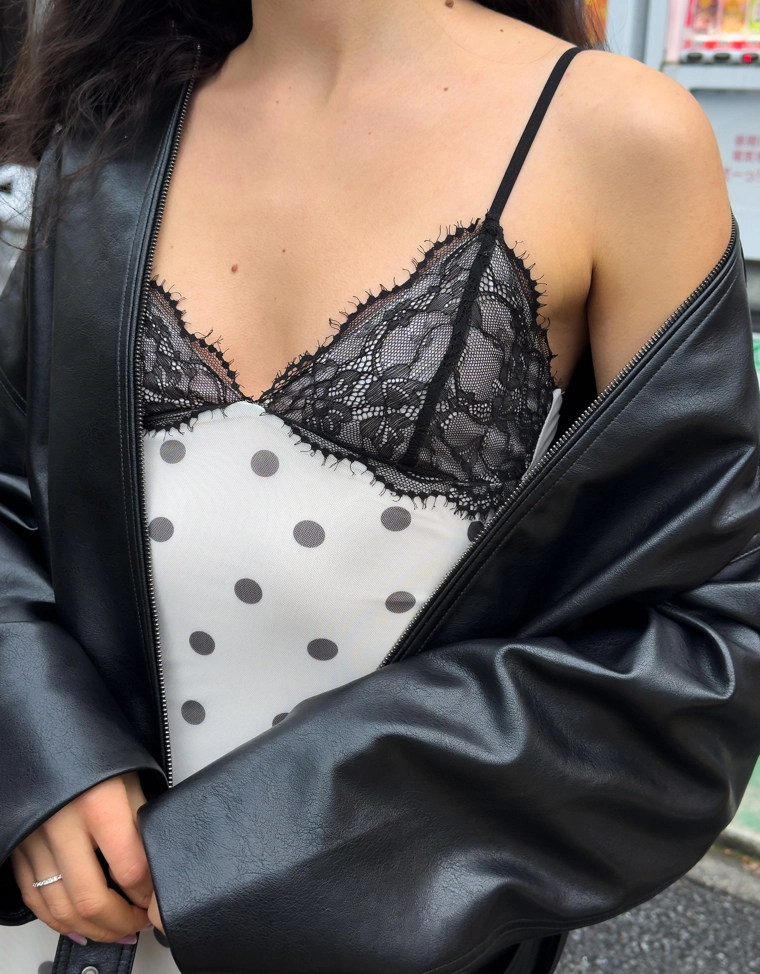 Мини-платье из полупрозрачной ткани на бретелях с кружевным принтом