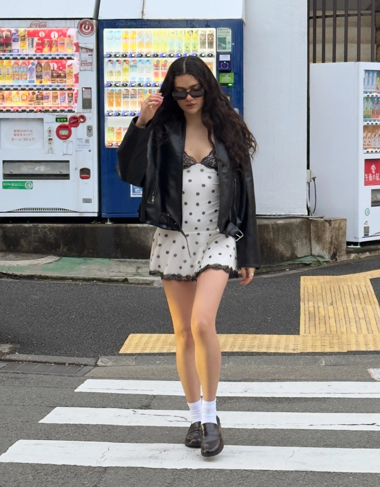 Мини-платье из полупрозрачной ткани на бретелях с кружевным принтом