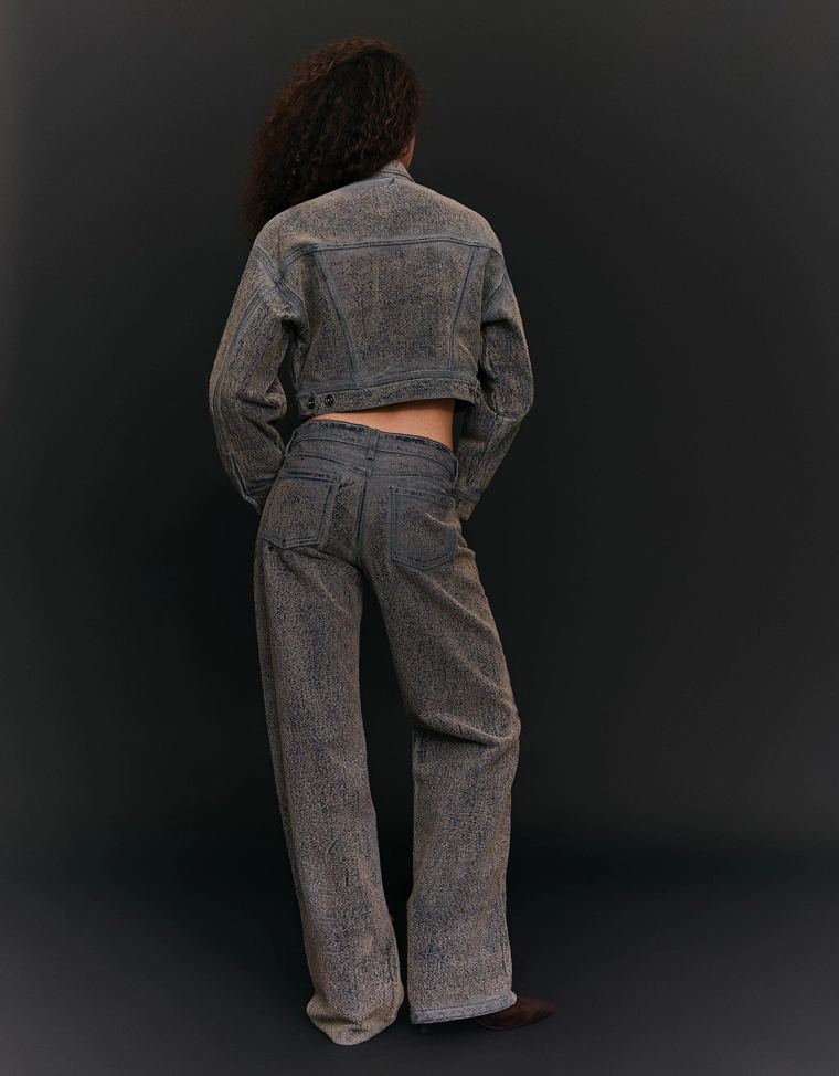 Джинсы прямого кроя с низкой посадкой и рельефной текстурой