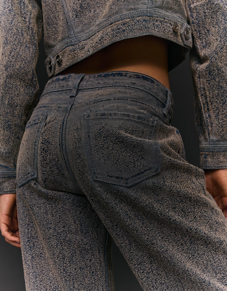 Джинсы прямого кроя с низкой посадкой и рельефной текстурой