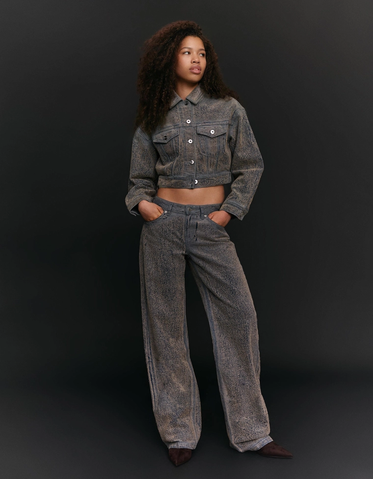 Джинсы прямого кроя с низкой посадкой и рельефной текстурой