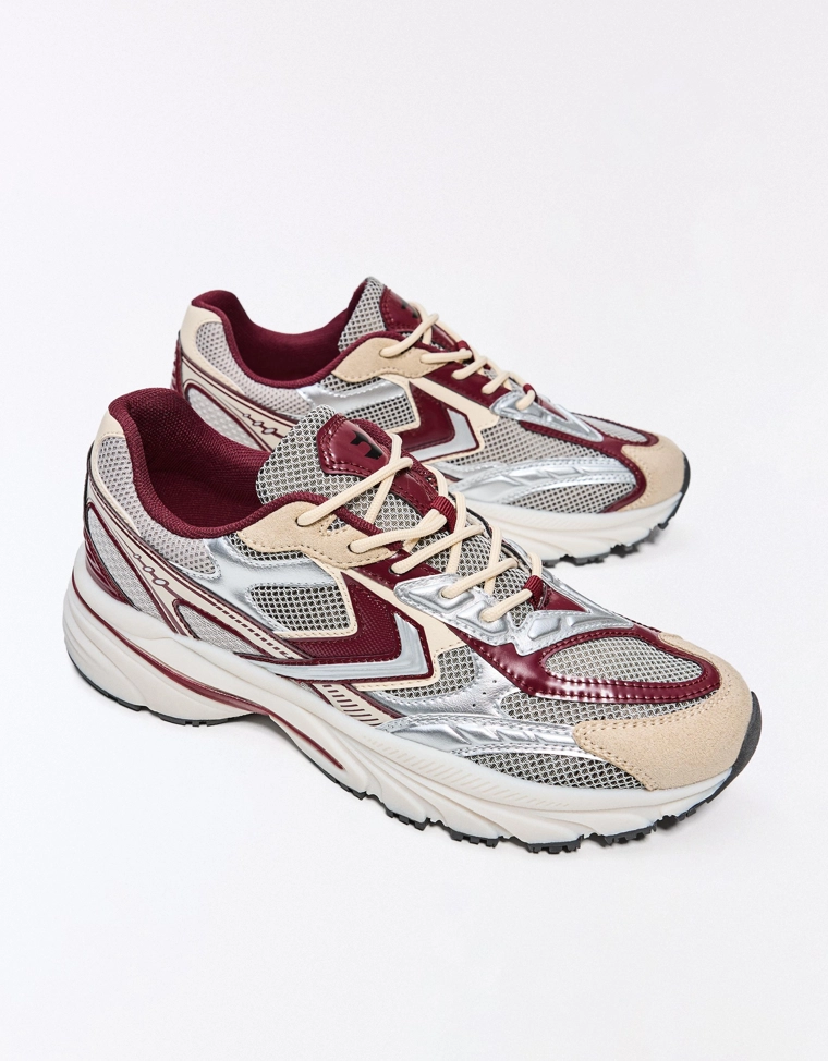 Кроссовки с контрастными вставками