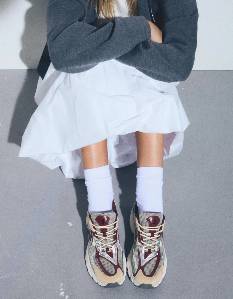 Кроссовки с контрастными вставками