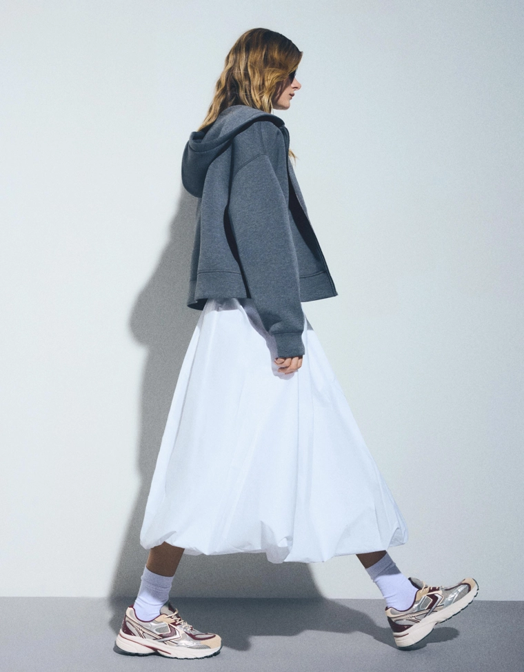 Кроссовки с контрастными вставками