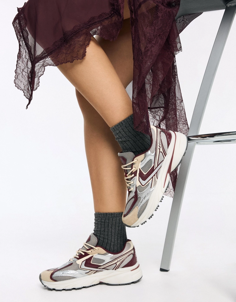 Кроссовки с контрастными вставками