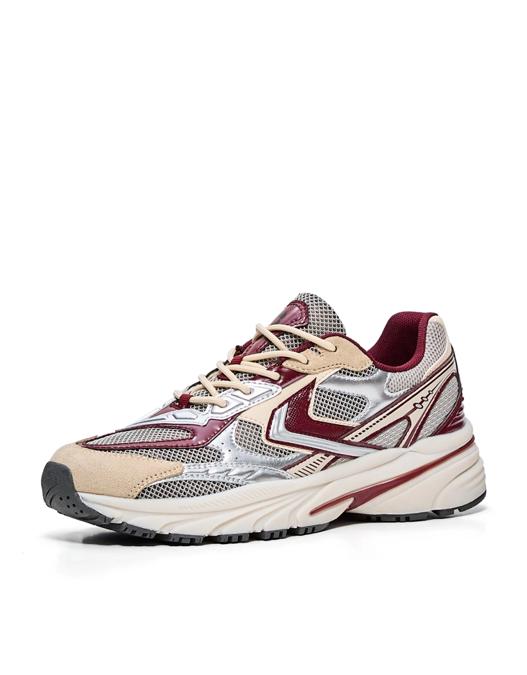 Кроссовки с контрастными вставками