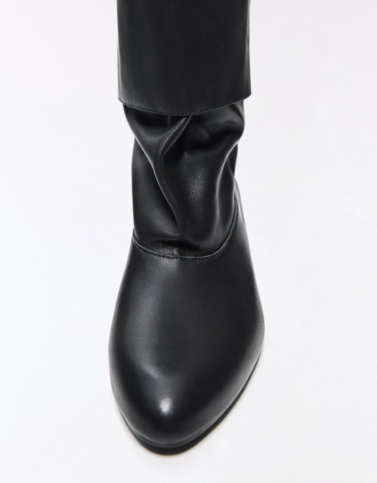 Кожаные сапоги на каблуке