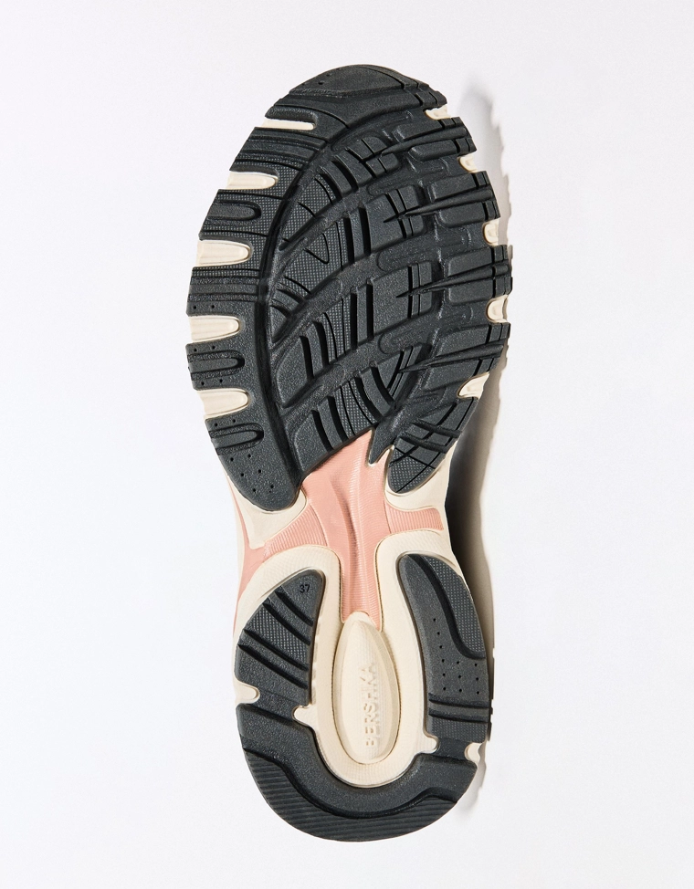 Кроссовки с контрастными вставками