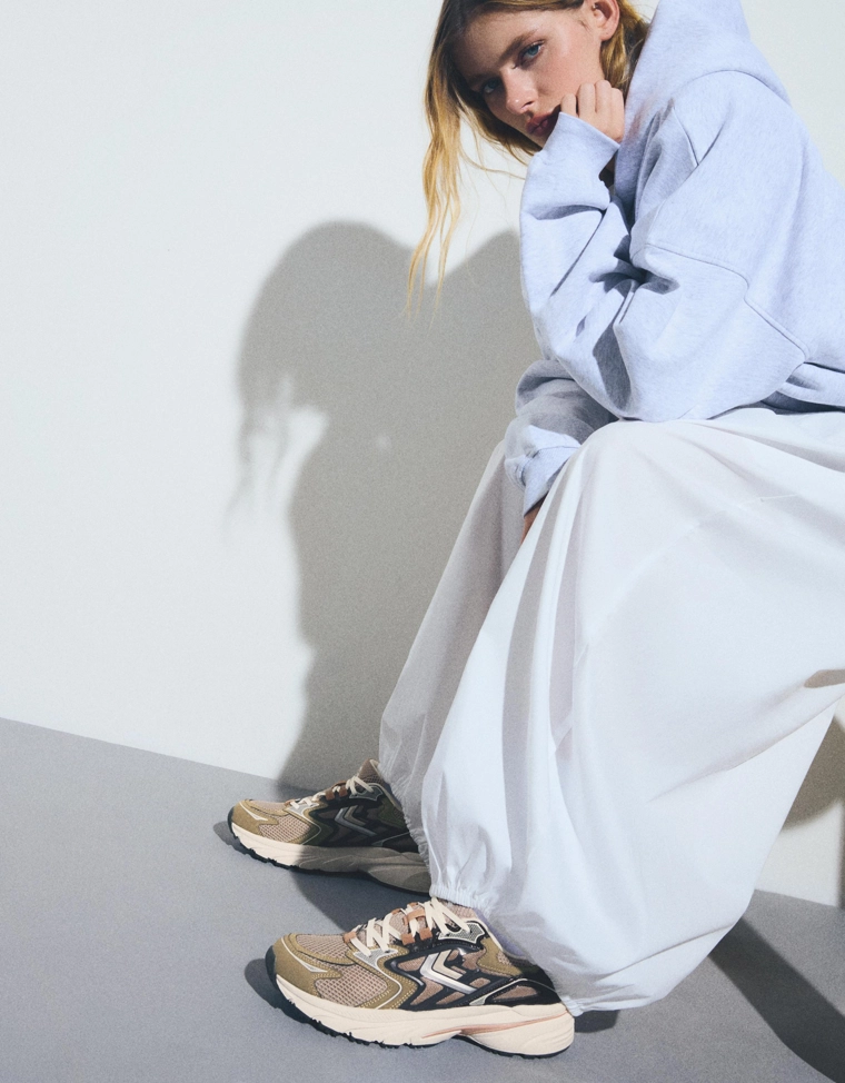 Кроссовки с контрастными вставками