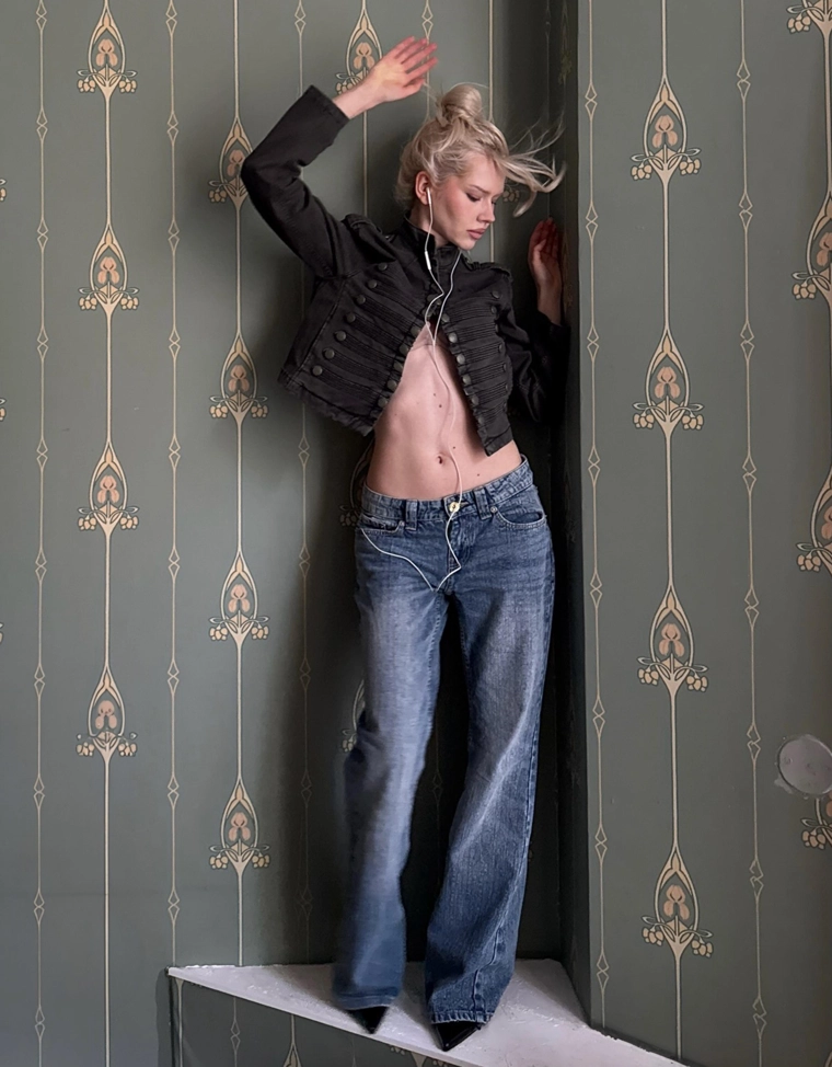 Джинсы свободного кроя клеш с низкой посадкой