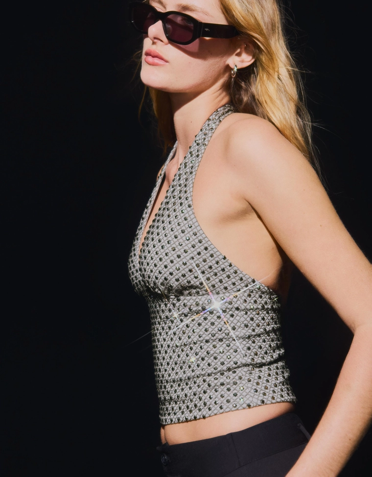 Топ с горловиной халтер и стразами