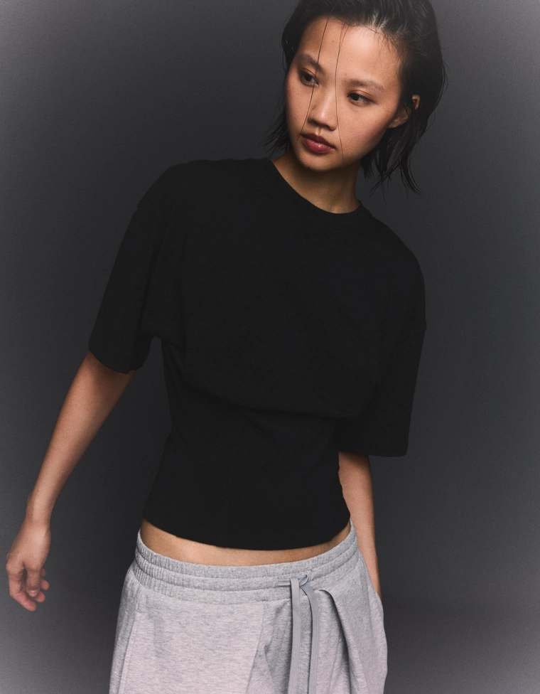 Футболка с короткими рукавами и корсетным поясом